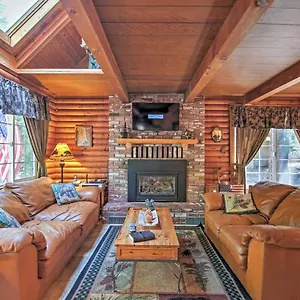  Holiday home Smokeys Den South Tahoe Cabin With Hot Tub!